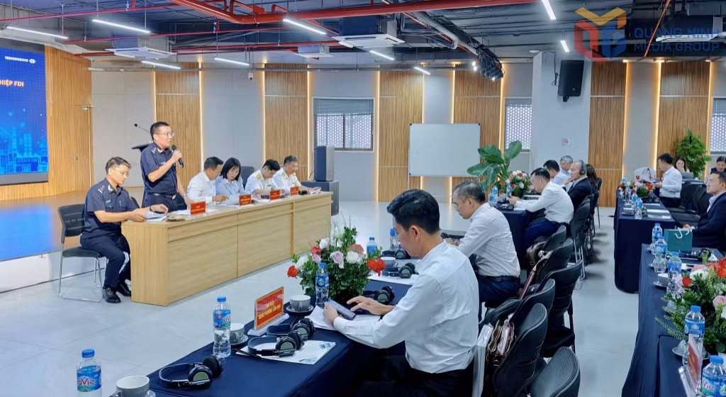 Đại diện các sở, ngành, đơn vị chức năng của Quảng Ninh đối thoại, giải đáp, tháo gỡ một số khó khăn, vướng mắc liên quan đến hoạt động sản xuất kinh doanh của các doanh nghiệp FDI trên địa bàn tỉnh. Ảnh: Mạnh Trường