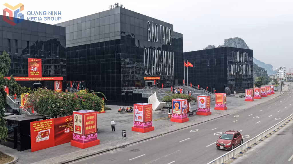 Pano, áp phích tuyên truyền về 80 năm Tổng tuyển cử rực rỡ trước khu vực Bảo tàng - Thư viện tỉnh.