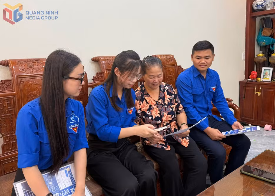 Đoàn viên, thanh niên xã Ba Chẽ hướng dẫn người dân sử dụng các nền tảng, dịch vụ số.