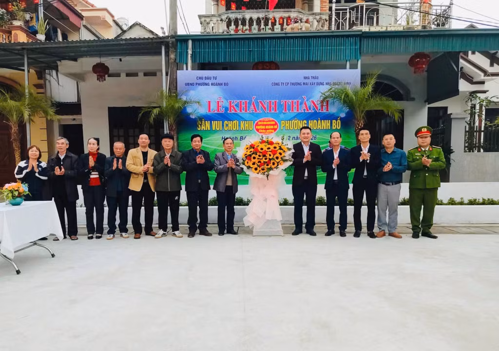 Các đồng chí lãnh đạo phường và khu phố cùng đại diện nhân dân khánh thành sân vui chơi Khu Trới 3.