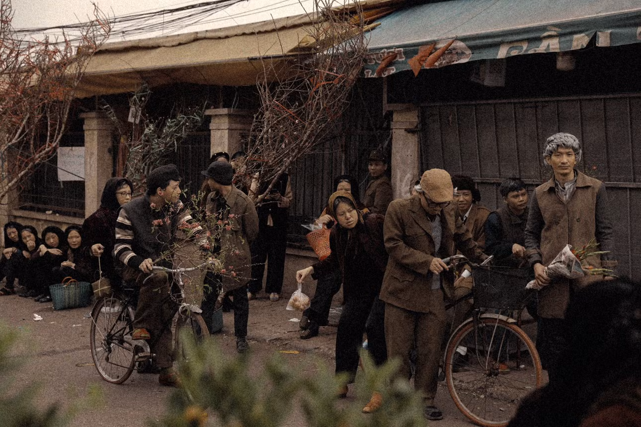 "Giữa nhịp sống vội vã của ngày hôm nay, chúng tôi chọn trở về những ngày Tết rất cũ ấy. Những hình ảnh ấy giản dị mà thật ấm áp. Mỗi năm, chúng tôi đều xây dựng ý tưởng mới nhưng vẫn nhất quán theo xu hướng kể lại những câu chuyện xưa, Tết xưa và các giá trị truyền thống", anh Hoàng Anh Hiền - chủ ảnh viện Calica Wedding chia sẻ.