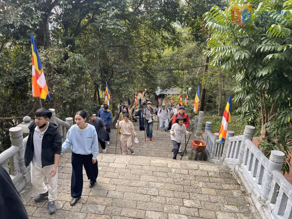 Du khách hành hương về đất Phật Yên Tử dịp đầu xuân.