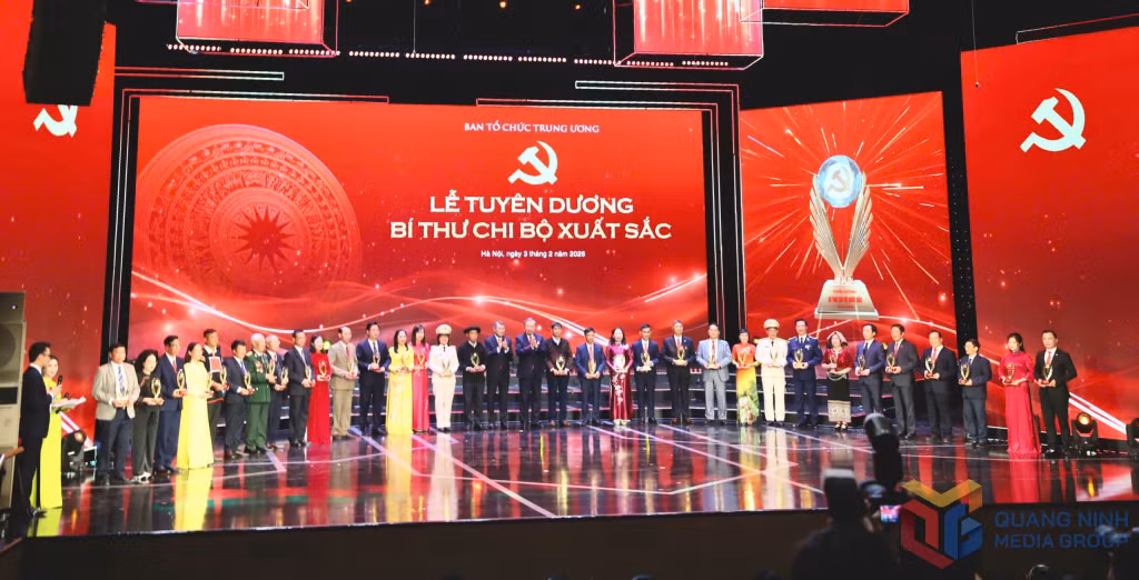 Các bí thư chi bộ xuất sắc toàn quốc được tuyên dương tại buổi lễ.