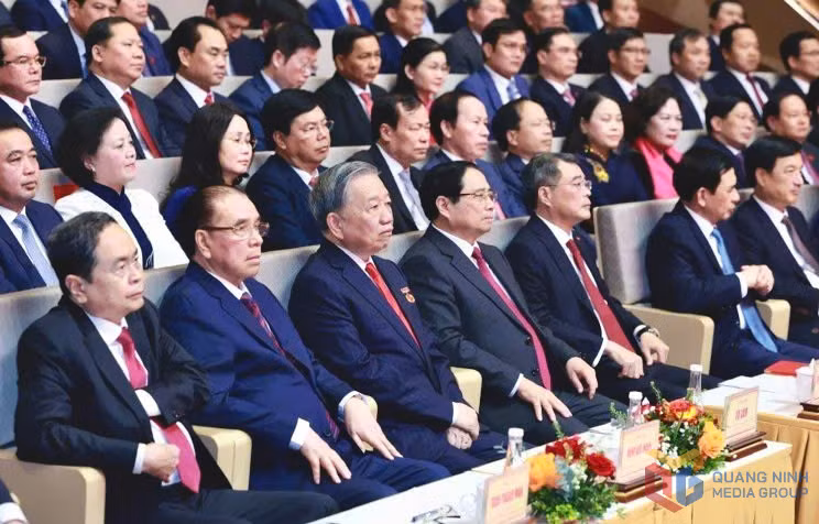 Các đồng chí lãnh đạo Đảng, Nhà nước và các vị đại biểu dự buổi lễ.