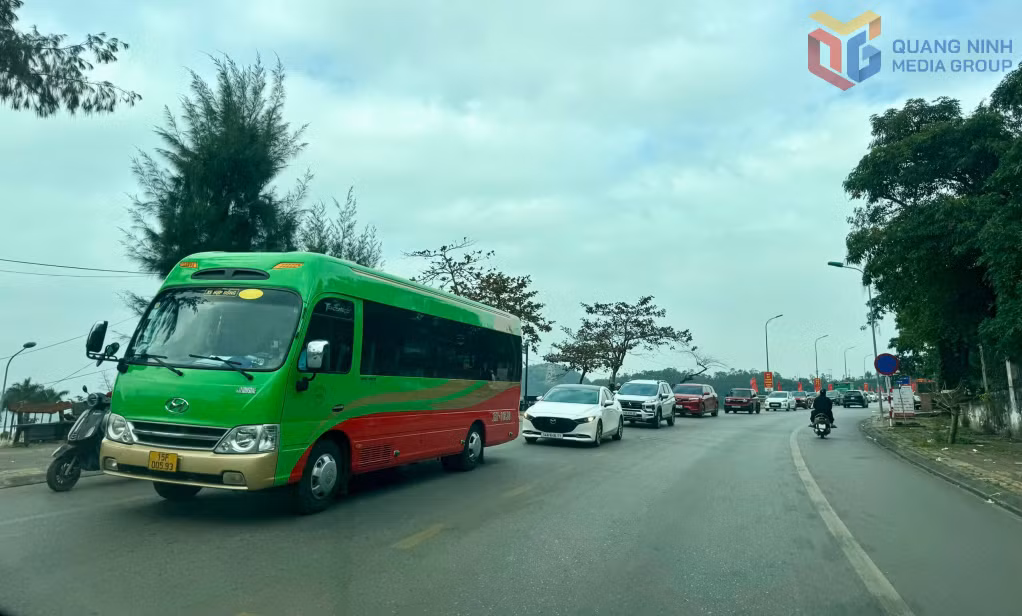 Các phương tiện chấp hành nghiêm khi lưu thông từ cầu Vân Đồn 1 về đền Cửa Ông.