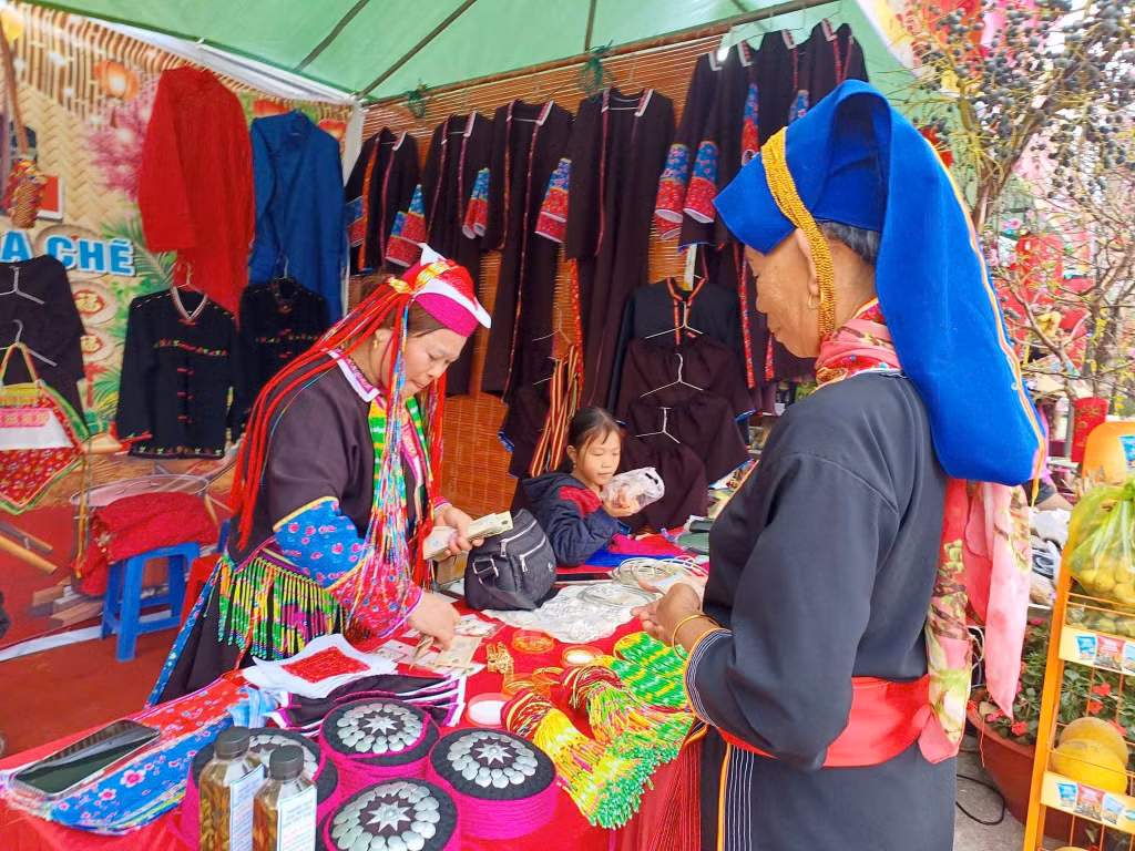 Đồng bào Dao Thanh Y ở xã Ba Chẽ bày bán trang phục thêu tay truyền thống.