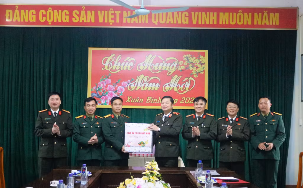 Thiếu tướng Nguyễn Tiến Trung, Giám đốc Công an tỉnh thăm, động viên, chúc Tết CBCS Lâm trường 27 và trao quà của tỉnh, của Công an tỉnh.