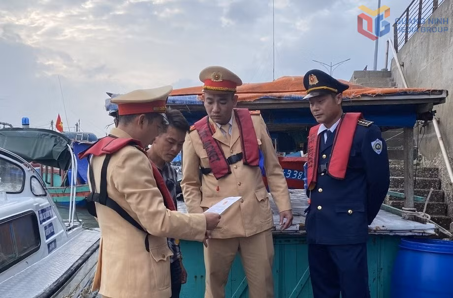 Lực lượng chức năng xử lý tàu vi phạm neo đậu tại Cảng công vụ Bến Đoan, ngày 20/1/2026.