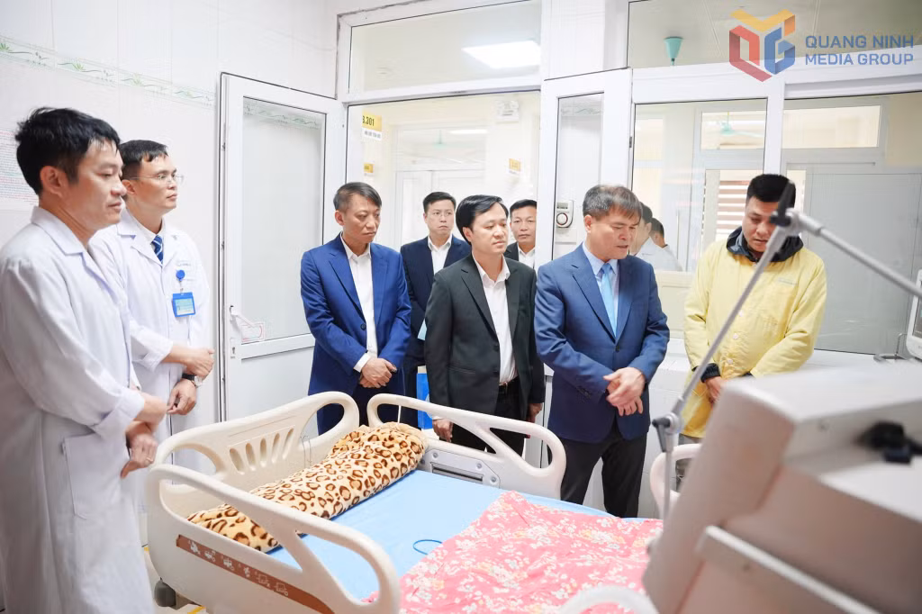 Đồng chí Bùi Văn Khắng, Phó Bí thư Tỉnh ủy, Chủ tịch UBND tỉnh, cùng đoàn công tác UBND tỉnh thăm, động viên cán bộ y, bác sĩ làm nhiệm vụ trực Tết và các bệnh nhân, ngày 19/2/2026.