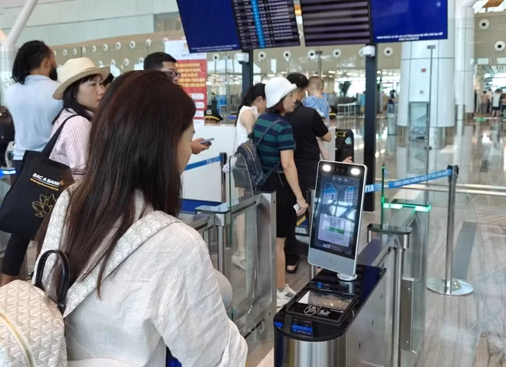 Người dùng chỉ cần xác thực khuôn mặt để đi máy bay thay vì phải trình giấy tờ, vé như trước đây - Ảnh: ĐỨC THIỆN