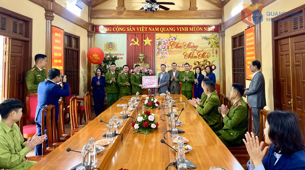 Đồng chí Lê Văn Ánh, Phó Chủ tịch UBND tỉnh, thăm, chúc Tết cán bộ, chiến sĩ, công nhân viên tại Cơ sở Cai nghiện ma túy tỉnh...