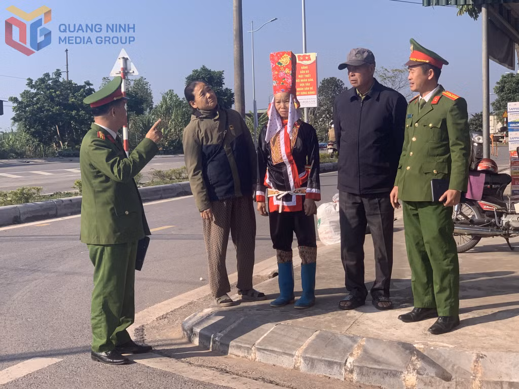 Công an xã Quảng Tân tuyên truyền pháp luật cho người dân trên địa bàn.
