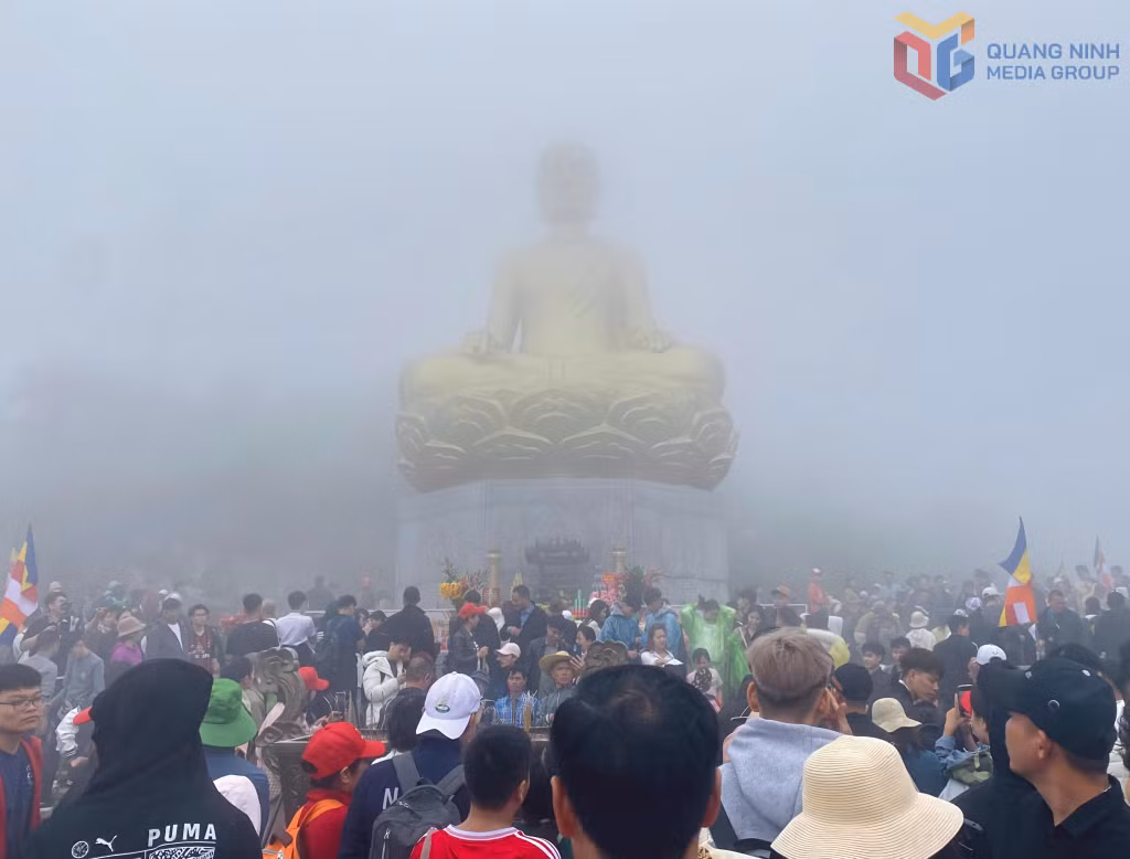 Hàng nghìn người tiếp tục chặng đường hành hương, đến dưới chân tượng Phật hoàng Trần Nhân Tông ẩn hiện trong màn sương bảng lảng.