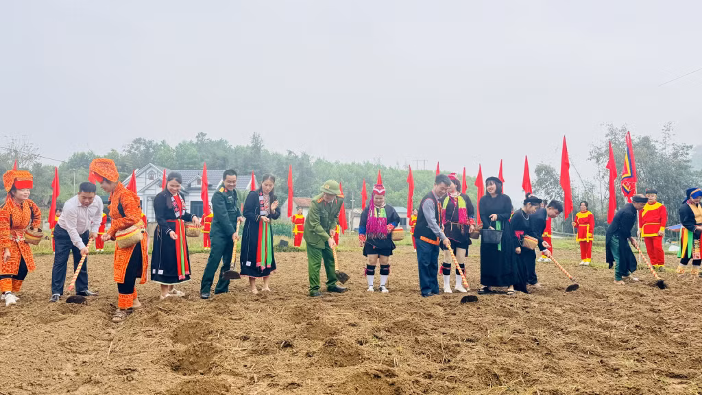Nghi lễ cuốc hố, tra hạt đầu năm gửi gắm ước vọng mưa thuận, gió hòa, mùa màng tươi tốt, bội thu.