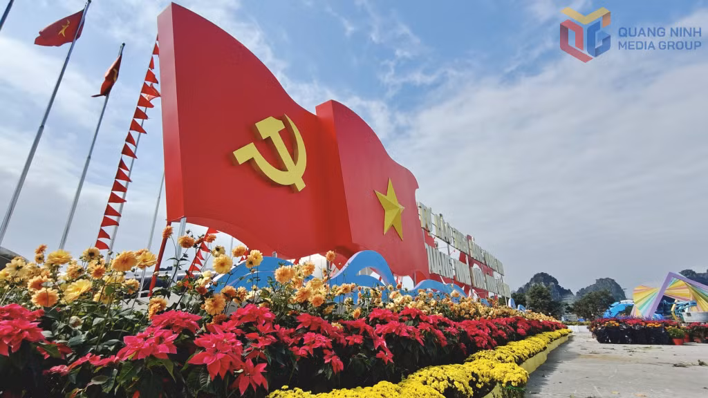 Điểm nhấn đầu tiên là cụm biểu tượng “Tự hào Đảng quang vinh - Quảng Ninh vươn mình cất cánh” mang sắc thái trang trọng, thể hiện niềm tin son sắt vào sự lãnh đạo của Đảng, khơi dậy tinh thần đoàn kết và khát vọng phát triển của Quảng Ninh.