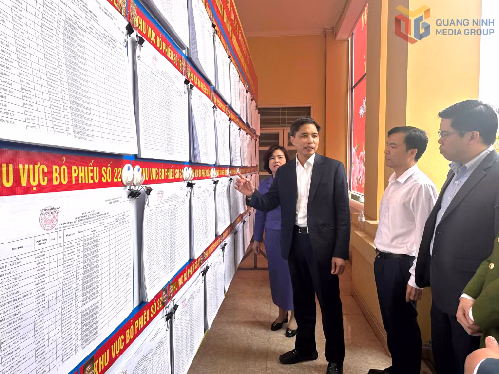 Phó Chủ tịch Thường trực UBND tỉnh kiểm tra việc niêm yết danh sách cử tri bầu cử đại biểu Quốc hội và HĐND các cấp trên địa bàn phường Hiệp Hòa