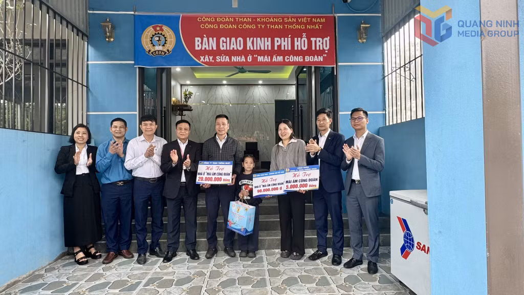 Công đoàn Than Thống Nhất trao kinh phí hỗ trợ xây nhà Mái ấm công đoàn cho thợ lò Lê Xuân Tùng, phân xưởng Khai thác 6.
