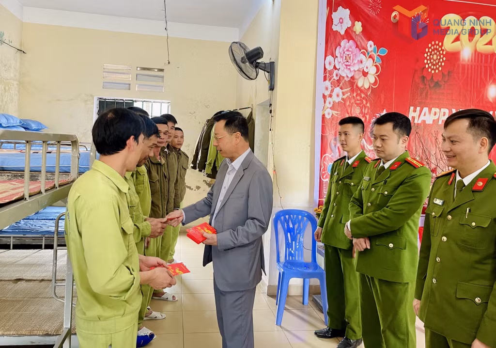 ...và động viên, chúc Tết các học viên đang cai nghiện tại Cơ sở.