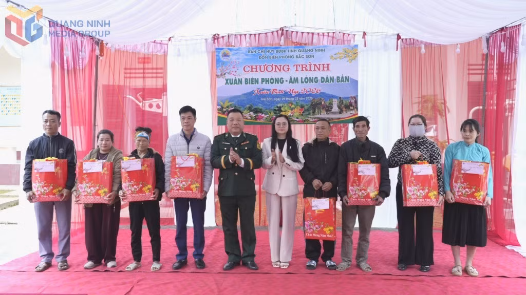 Lãnh đạo Đồn Biên phòng Bắc Sơn và chính quyền tặng quà cho các hộ gia đình chính sách, gia đình có hoàn cảnh khó khăn.