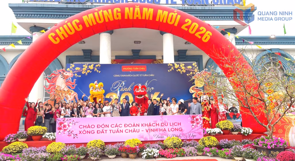 Sáng mùng 1 Tết Nguyên đán Bính Ngọ 2026, tại Cảng tàu khách quốc tế Tuần Châu (phường Tuần Châu) đã có nhiều đoàn khách du lịch tới “xông đất” đầu năm mới