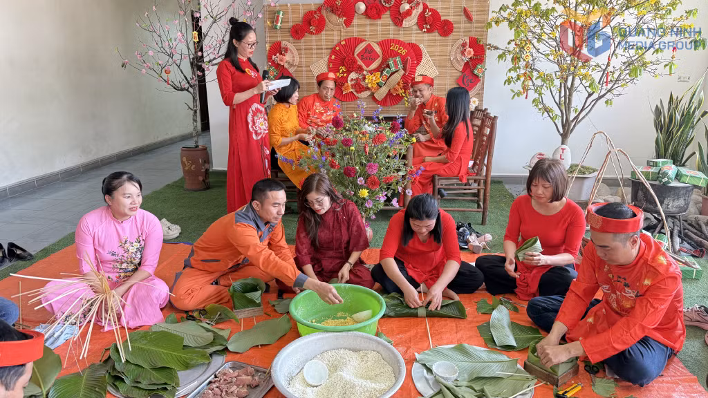 Người lao động Công ty CP Xi măng Thăng Long tham gia Gói bánh chưng.