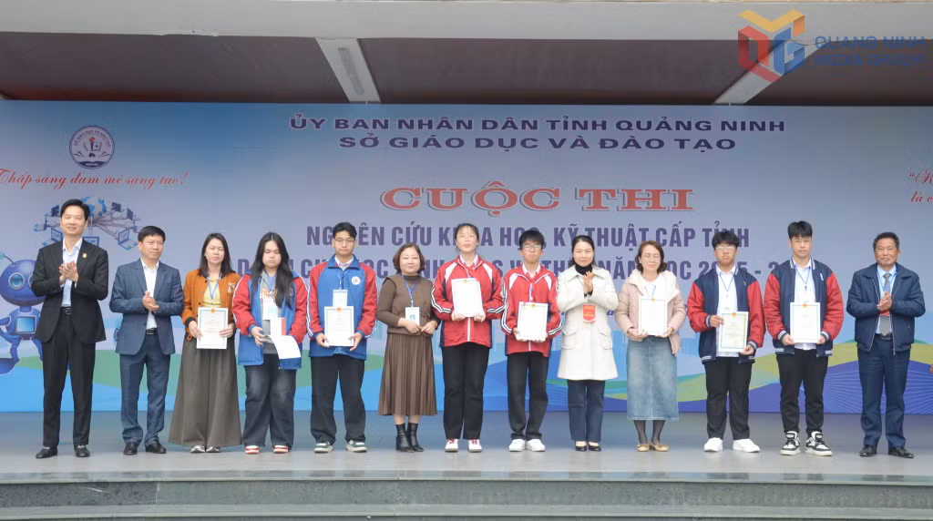 Các đại biểu chúc mừng 3 dự án được chọn để tham dự Cuộc thi nghiên cứu KHKT cấp quốc gia, dự kiến sẽ được tổ chức tại Hà Nội vào tháng 3/2026.