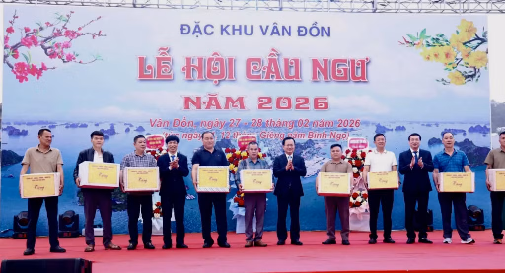 Ban Tổ chức trao quà đầu năm cho các ngư dân tiêu biểu thuộc Nghiệp đoàn nghề cá