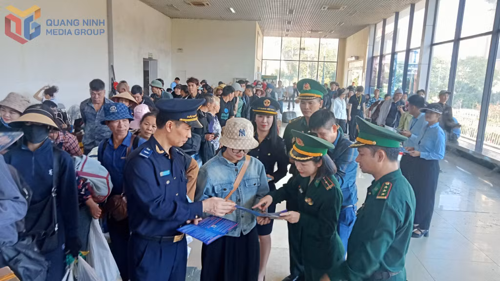 Hải quan cửa khẩu Quốc tế Móng Cái (Chi cục Hải quan Khu vực VIII) phối hợp với lực lượng chức năng tuyên truyền pháp luật cho cư dân biên giới tại Cửa khẩu Quốc tế Móng Cái ngày 15/11/2025.