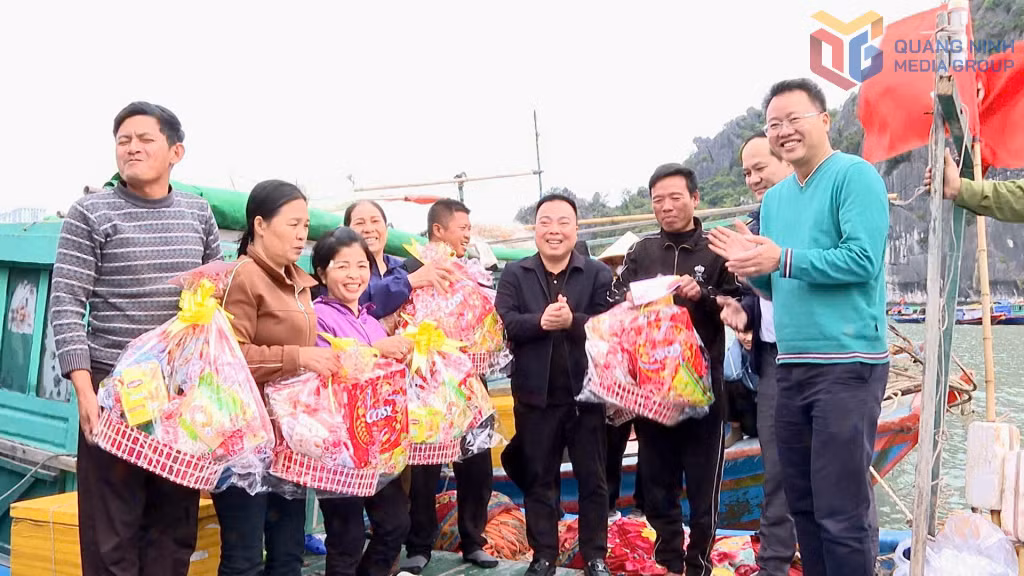 Sáng ngày 1/2, lãnh đạo UBND phường Hồng Gai tổ chức trao quà cho các ngư dân với trị giá 1,5 triệu đồng/hộ.