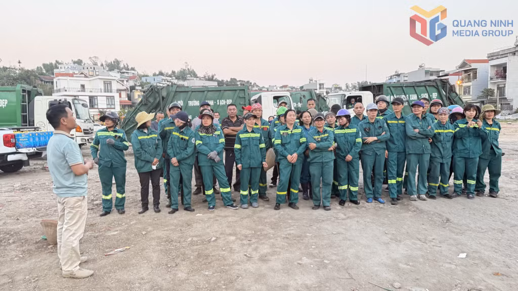 Công nhân Công ty CP Đầu tư và Phát triển Môi trường đô thị Quảng Ninh làm việc xuyên Tết.