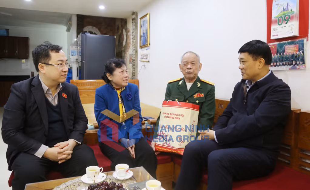 Các ĐBQH tặng quà, động viên gia đình thương binh hạng ¼ Lê Văn Lơ (tổ 9B, khu Yết Kiêu 3, phường Hồng Gai) (2-2026). Ảnh: Nguyễn Thanh