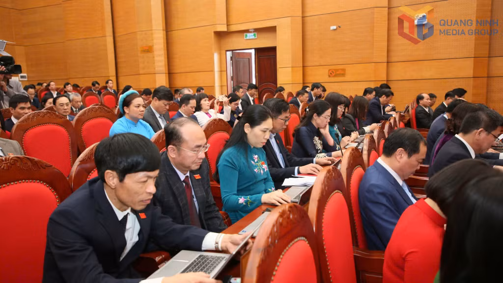 Các đại biểu tập trung nghiên cứu tài liệu.