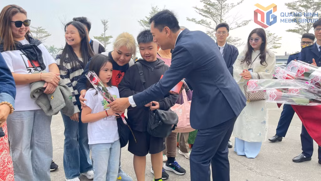 Lãnh đạo sở Văn hóa, Thể thao và Du lịch tặng hoa, lì xì du khách.