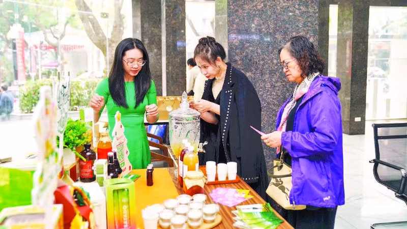 Sản phẩm trà Kombucha của Công ty cổ phần Thương mại và Xuất nhập khẩu Việt Green (VGreen) nhận được phản hồi tích cực về chất lượng từ người tiêu dùng.
