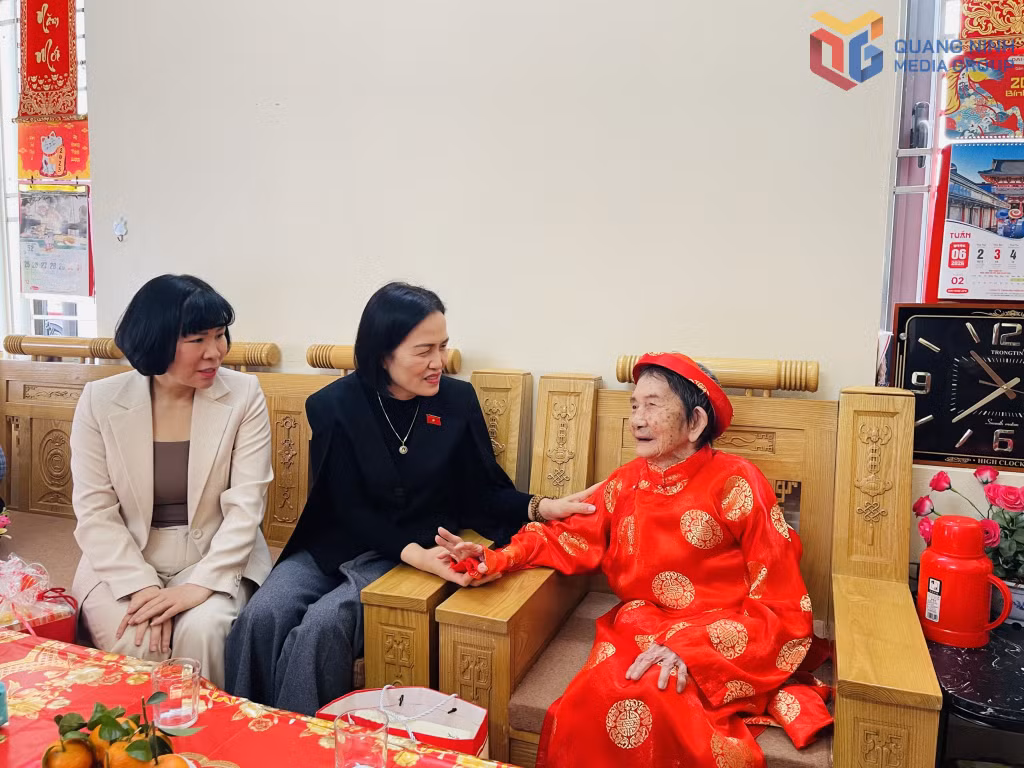 Đại biểu Quốc hội tỉnh thăm, động viên Mẹ Việt Nam Anh hùng tại phường Tuần Châu.