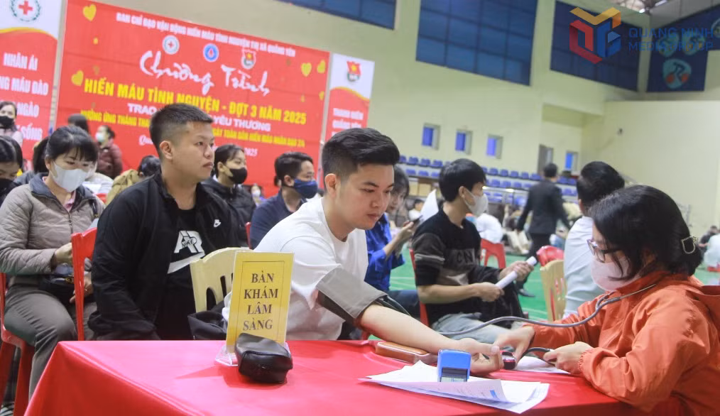 Các tình nguyện viên phường Quảng Yên được khám sàng lọc trước khi hiến máu. Ảnh: Bùi Niên (CTV)