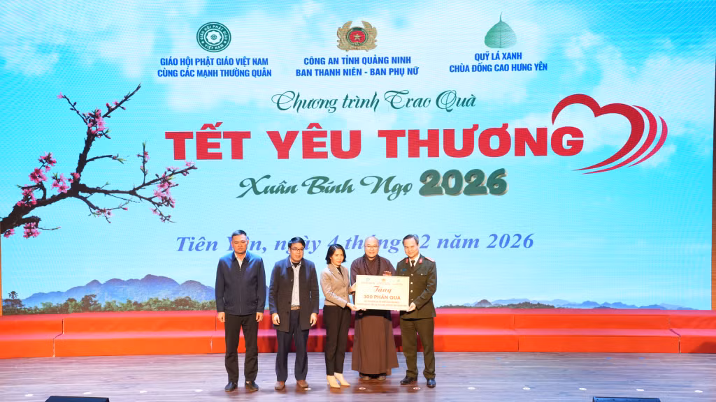 Đại diện lãnh đạo Công an tỉnh, Giáo hội Phật giáo Việt Nam và Quỹ lá xanh, Chùa Đồng Cao Hưng Yên trao tặng 300 suất quà Tết.