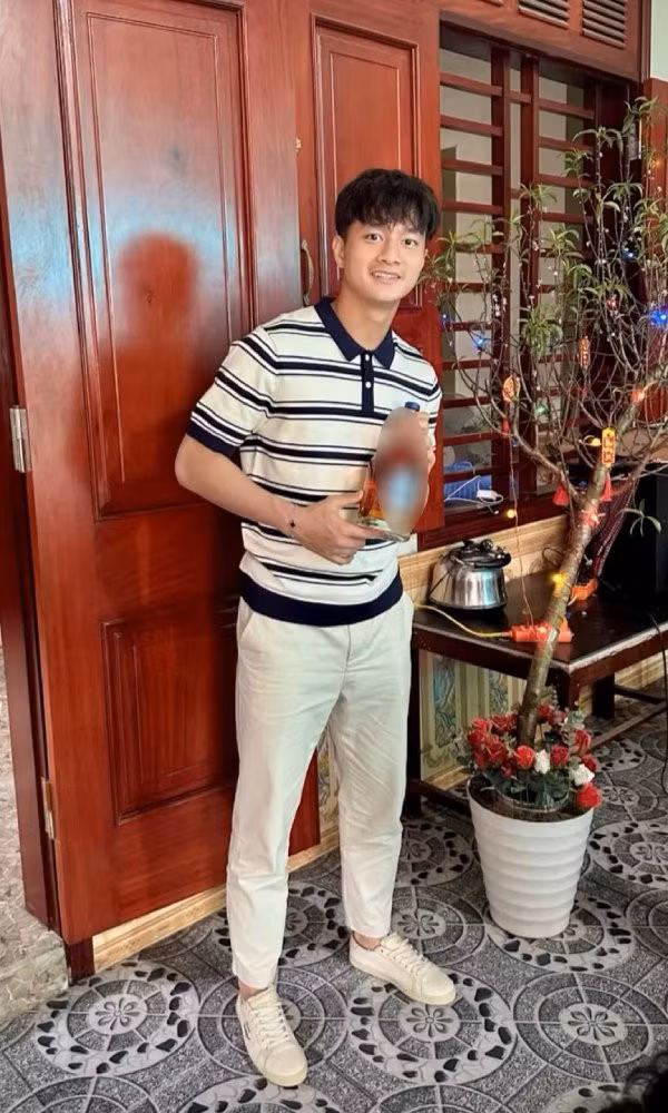 Thủ môn Cao Văn Bình tranh thủ chụp ảnh ngày đầu năm. Ảnh: NVCC