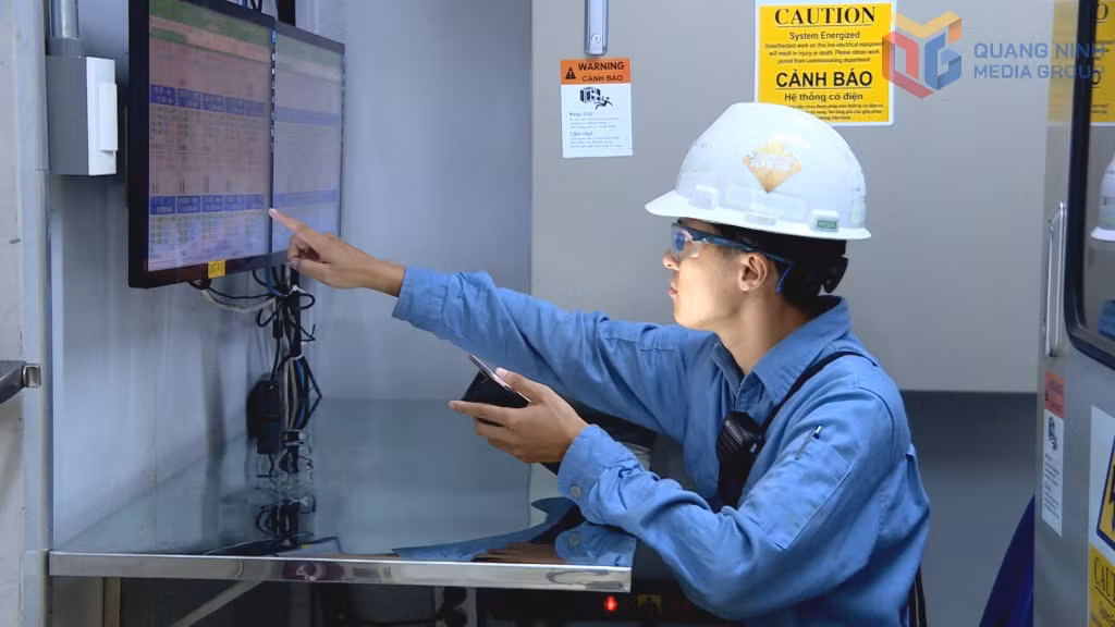 Kỹ sư Công ty TNHH Điện lực AES Mông Dương theo dõi thông số về môi trường tại nhà máy nhiệt điện.