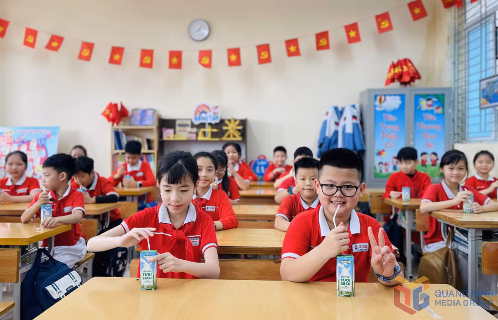 Các em học sinh hào hứng khi được uống sữa tươi tại trường.