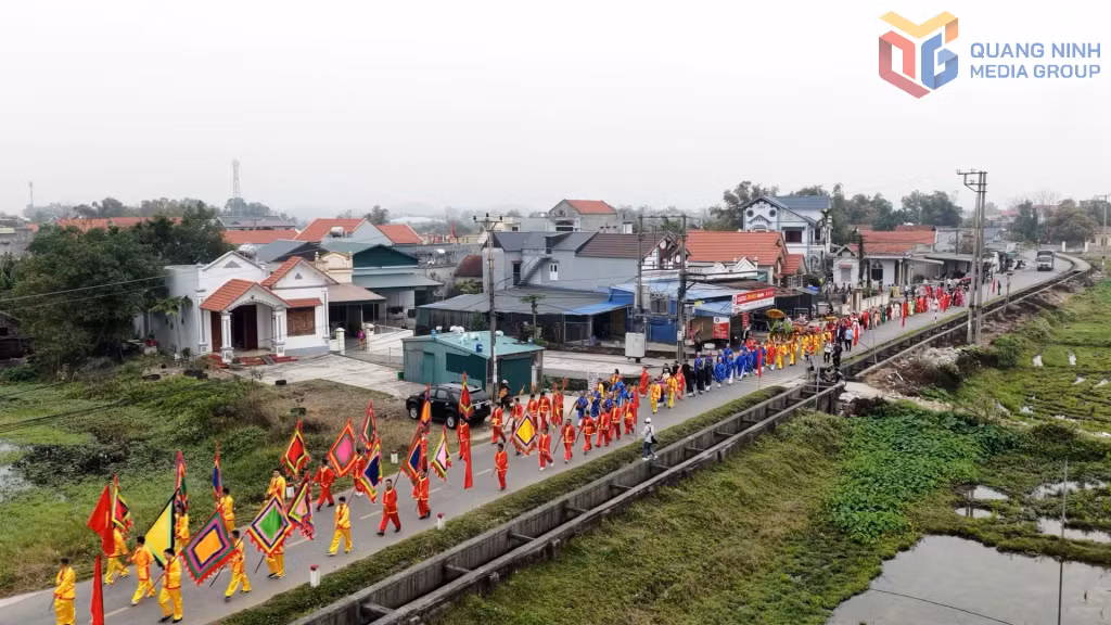 Đoàn rước thần về đình làng.