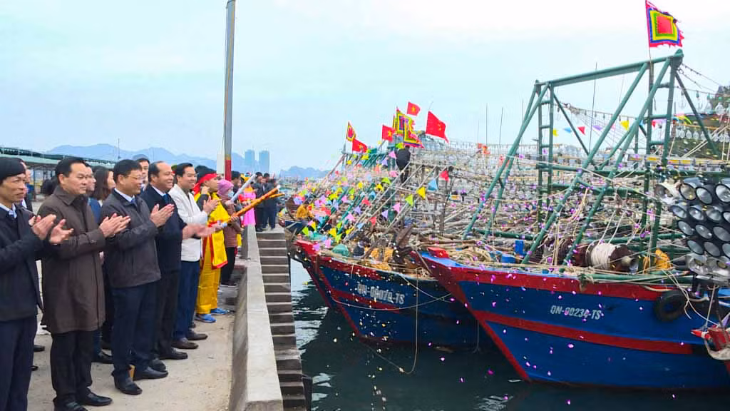 Lãnh đạo tỉnh và địa phương động viên ngư dân trước giờ xuất bến đầu xuân.