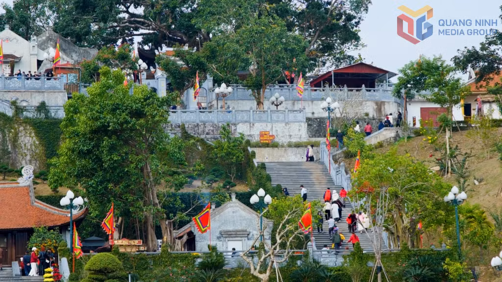 Du khách tham quan, chiêm bái tại Khu di tích lịch sử quốc gia đặc biệt đền Cửa Ông.