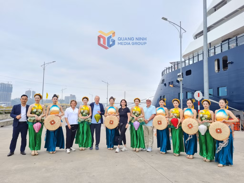 Du khách chụp hình lưu niệm cùng các diễn viên múa. 