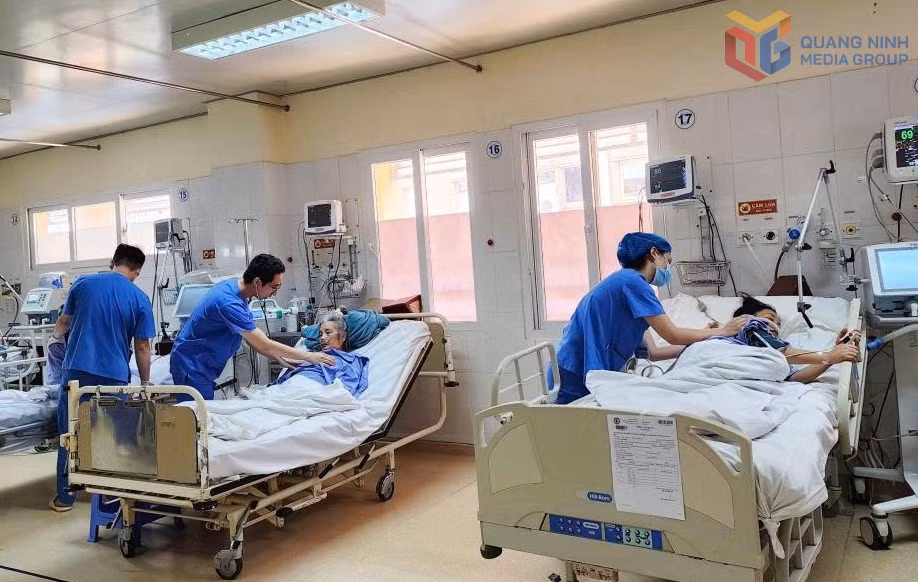 Bác sĩ Khoa Thận - Tiết niệu (Bệnh viện Việt Nam - Thụy Điển Uông Bí) chăm sóc sức khỏe cho bệnh nhân.