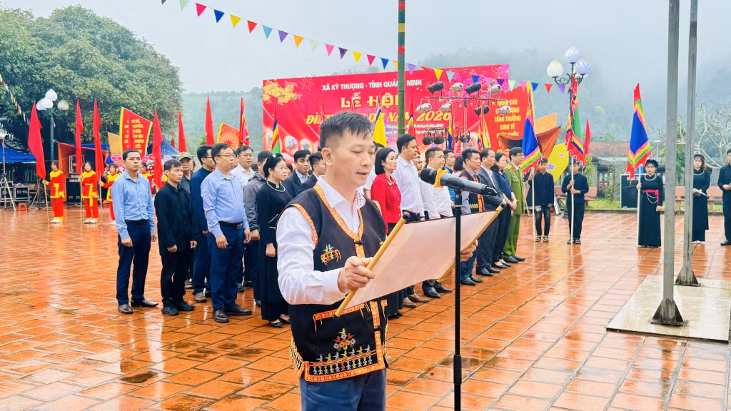 Lãnh đạo xã Kỳ Thượng đọc chúc văn kính cáo Thành hoàng làng, tổ tiên về việc mở hội.