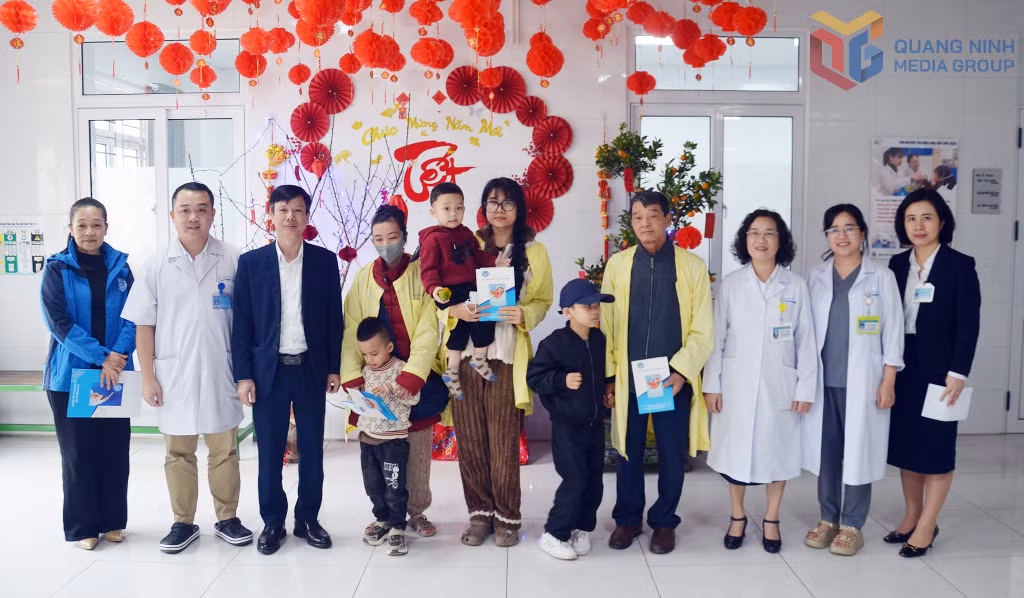 Lãnh đạo BHXH tỉnh tặng quà Tết cho các gia đình bệnh nhi có hoàn cảnh khó khăn đang điều trị tại Bệnh viện Sản nhi Quảng Ninh.