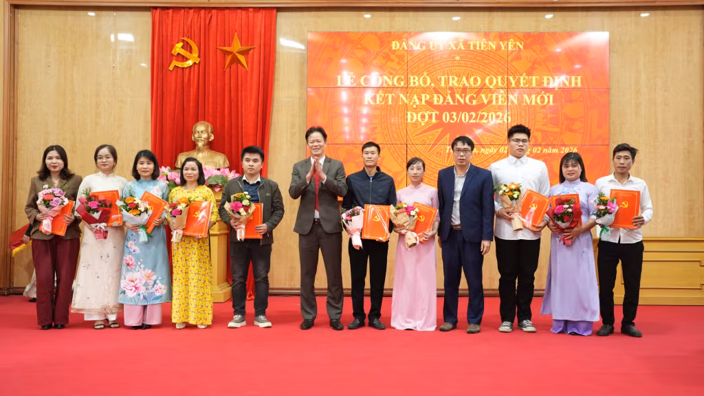 Lãnh đạo xã Tiên Yên trao Quyết định kết nạp 10 đồng chí đảng viên đợt 3/2.
