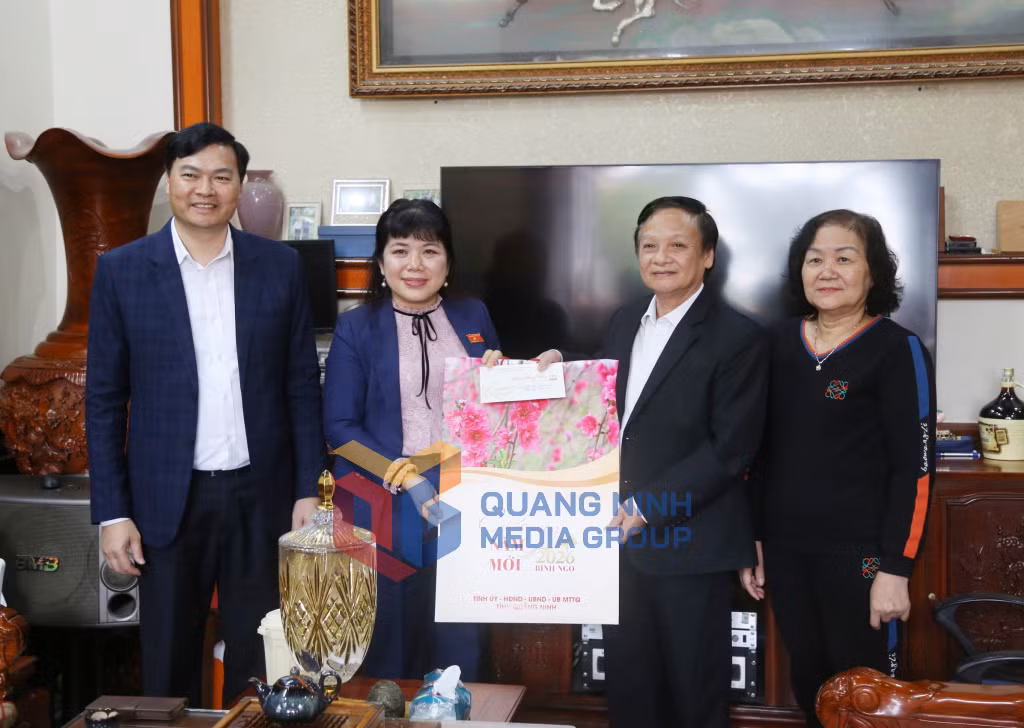 Phó Trưởng Đoàn ĐBQH tỉnh Nguyễn Thị Thu Hà thăm, tặng quà, chúc Tết Nhà giáo Nhân dân Lưu Xuân Giới (2-2026). Ảnh: Nguyễn Thanh