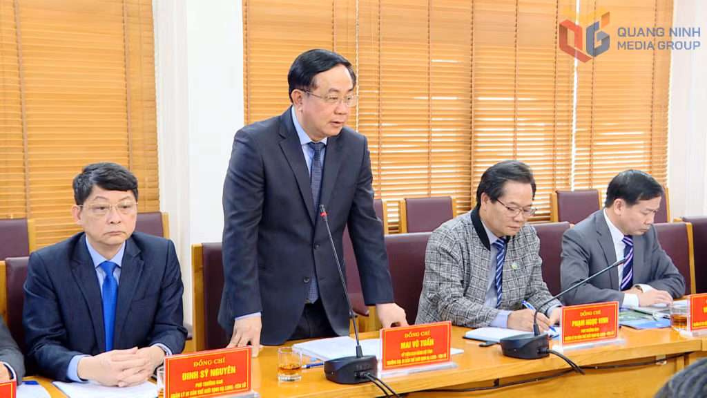 Lãnh đạo Ban Quản lý Di sản thế giới vịnh Hạ Long - Yên Tử phát biểu tại hội nghị.